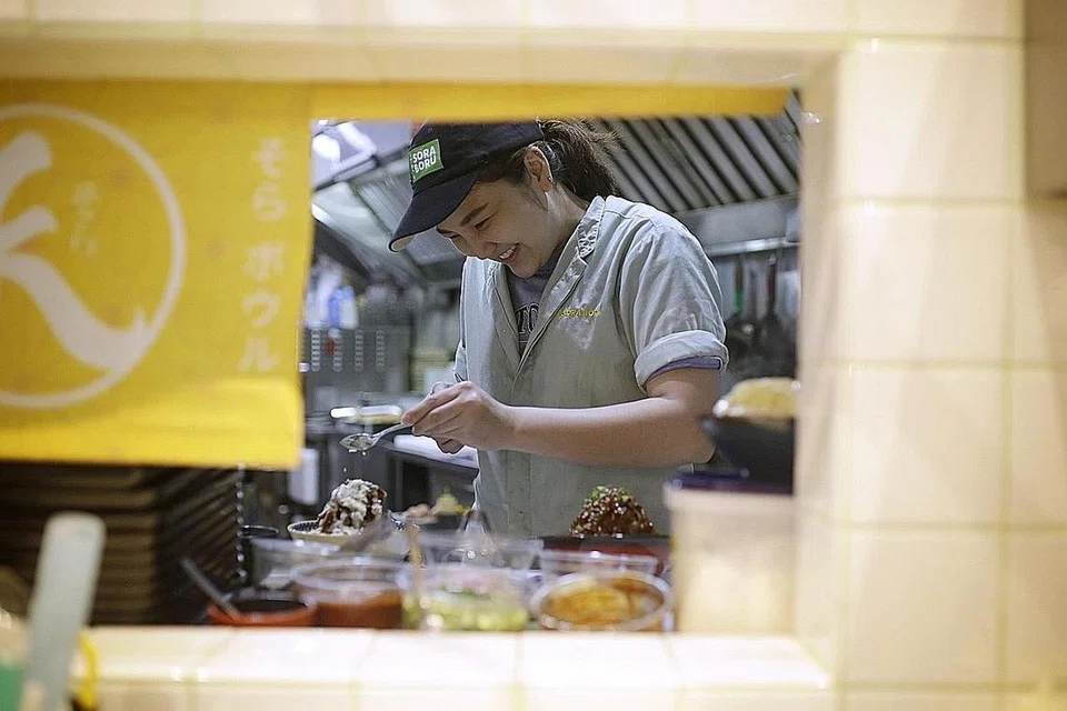 EKSPERIMEN DI DAPUR: Cef di restoran Sora Boru bereksperimen dengan bahan yang halal dan menyesuaikan resipi untuk memastikan rasa hidangan itu dekat dengan hidangan Jepun yang boleh didapatkan di restoran yang tidak halal juga.