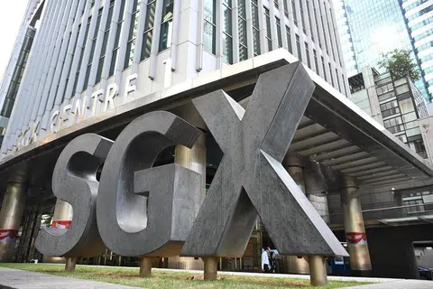 Menurut Bursa Singapura, harga saham Yanlord Land telah melonjak 57 peratus sepanjang minggu lalu, manakala syarikat tenaga suria, Sunpower Group, meningkat 38 peratus.