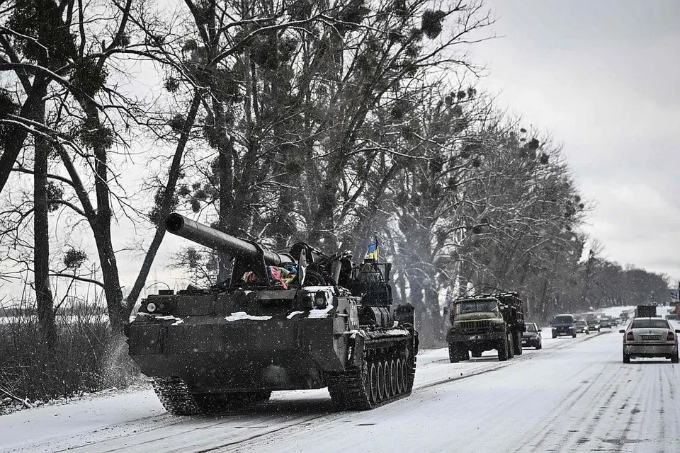 SEDIA LAWAN: Sebuah kereta kebal milik tentera Ukraine melalui jalan utama di Kyiv kelmarin. Ukraine dan perikatan negara-negara Barat menolak usulan Russia bagi menyelamatkan rakyat Ukraine dan menyifatkannya sebagai satu helah bagi mencari publisiti tetapi mengebom laluan keluar untuk rakyat Ukraine menyelamatkan diri.