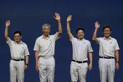 PERLUKAN SOKONGAN PENUH RAKYAT: Encik Lee (dua dari kiri) menekankan pemerintah perlukan mandat kukuh supaya dapat mengambil keputusan sukar dengan keyakinan bahawa rakyat menyokongnya sepenuhnya. Bersama beliau ialah (dari kiri) DPM Heng Swee Keat, DPM Lawrence Wong dan Menteri Pendidikan, Encik Chan Chun Sing.- Foto BH oleh NG SOR LUAN