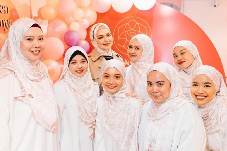 TERUJA: Datuk Seri Siti Nurhaliza teruja melihat kesungguhan pemilik bisnes produk keislaman Deen Dunya, Cik Aida Suhaimi (sebelah kiri Siti), dan pasukannya yang muda dalam menebar rangkaian niaga.
