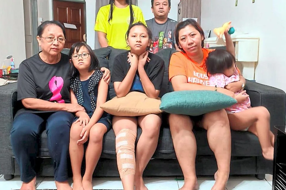 TERSELAMAT DARI MAUT: Encik Rogy @ Rothstewart James Pang (belakang kanan) bersama keluarganya yang diselamatkan oleh jiran, mendiang Gillian Donald, daripada kebakaran rumah di Merinding Garden, Labuan, Sabah pada 24 Januari.  