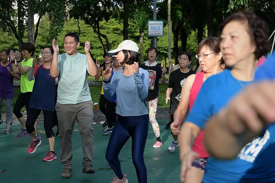 SENAMAN SIHAT: Encik Amrin Amin menyertai penduduk melakukan senaman di Taman Choa Chu Kang, di bawah program 'Sundays at the Park'. - Foto BH oleh NG SOR LUAN