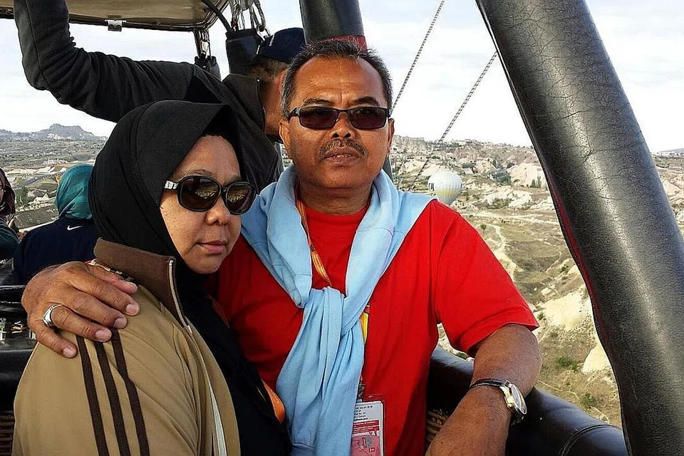 SEBELUM SAKIT: Encik Sahari Musa semasa sihat bersama isterinya, Cik Fuziah A. Samad, bergambar semasa mereka di luar negara. Ketika itu tubuhnya berisi dan beliau aktif bermain bola sepak dan membantu membuat kerja di rumah. - Foto ihsan SARINA SAHARI