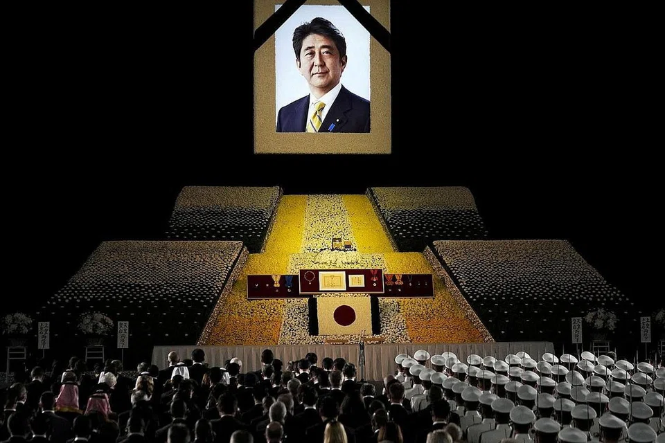 BERTAFAKUR: Para hadirin bertafakur sejenak semasa acara persemadian negara mantan perdana menteri Jepun, Encik Shinzo Abe, di Arena Nippon Budokan di Tokyo, Jepun.