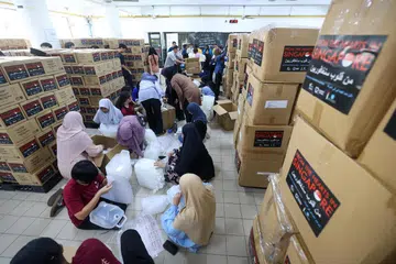 Sukarelawan dari pelbagai kaum membantu urus pek keperluan bantuan di bawah kempen pengumpulan dana ‘Harmony-in-Action’ untuk dihantar ke Timur Tenah, sekali gus memaparkan keharmonian antara kaum. 