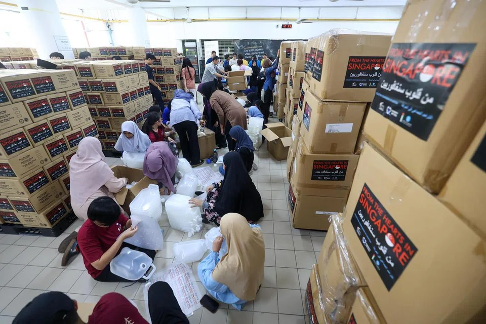 Sukarelawan dari pelbagai kaum membantu urus pek keperluan bantuan di bawah kempen pengumpulan dana ‘Harmony-in-Action’ untuk dihantar ke Timur Tenah, sekali gus memaparkan keharmonian antara kaum. 
