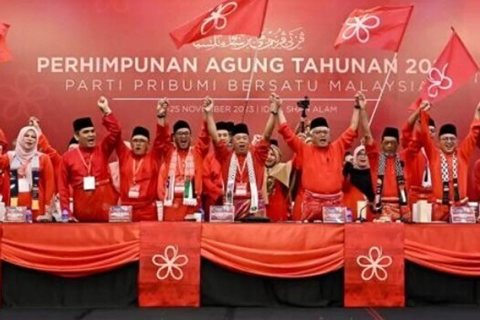 Bibit krisis dalaman Parti Pribumi Bersatu Malaysia (Bersatu) sudah bermula sejak Perhimpunan Agung Tahunan (PAT) 2025 pada September lalu, apabila ada kumpulan ahli beberapa kali melaungkan ‘turun Tan Sri’ ketika Presiden parti, Tan Sri Muhyiddin Yassin (tengah), sedang berucap. 