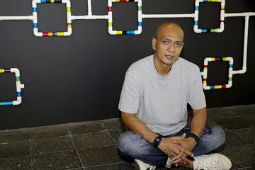SEBAR ILMU BUAT WARGA EMAS: Encik Zulkifle Mahmod bukan sahaja mengajar 16 warga emas daripada pertubuhan warga senja, Sociaty for the Aged Sick, kemahiran seni tetapi turut menerapkan dalam diri mereka keupayaan meluah emosi menggunakan warna dalam kerja seni. - Foto BH oleh YONG LI XUAN