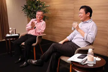 PERLUKAN KERJASAMA SEMUA PIHAK: Encik Gan Kim Yong (kiri) dan Encik Lawrence Wong (kanan) yang mempengerusikan bersama pasukan bertindak berbilang kementerian bagi menangani penular Covid-19, antara lain membentangkan keutamaan pasukan itu bagi tahun ini dalam satu wawancara bersama media sempena ulang tahun pertama pasukan bertindak itu. - Foto ZAOBAO