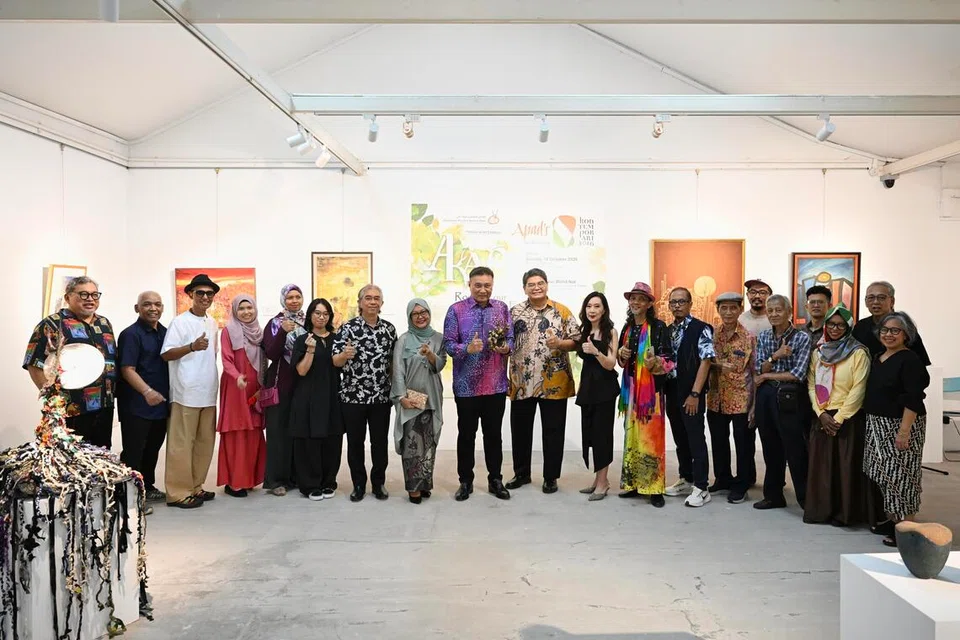 Majlis pembukaan AKAR Kontemporari 2026, sempena ulang tahun ke-64 Apad pada 18 Oktober turut dihadiri tetamu terhormat, Encik Abu Bakar Mohd Noor (sembilan dari kiri), Duta Bukan Pemastautin Singapura ke Kuwait, serta Presiden Apad, Encik Noor Rahman Saini (sepuluh dari kiri).