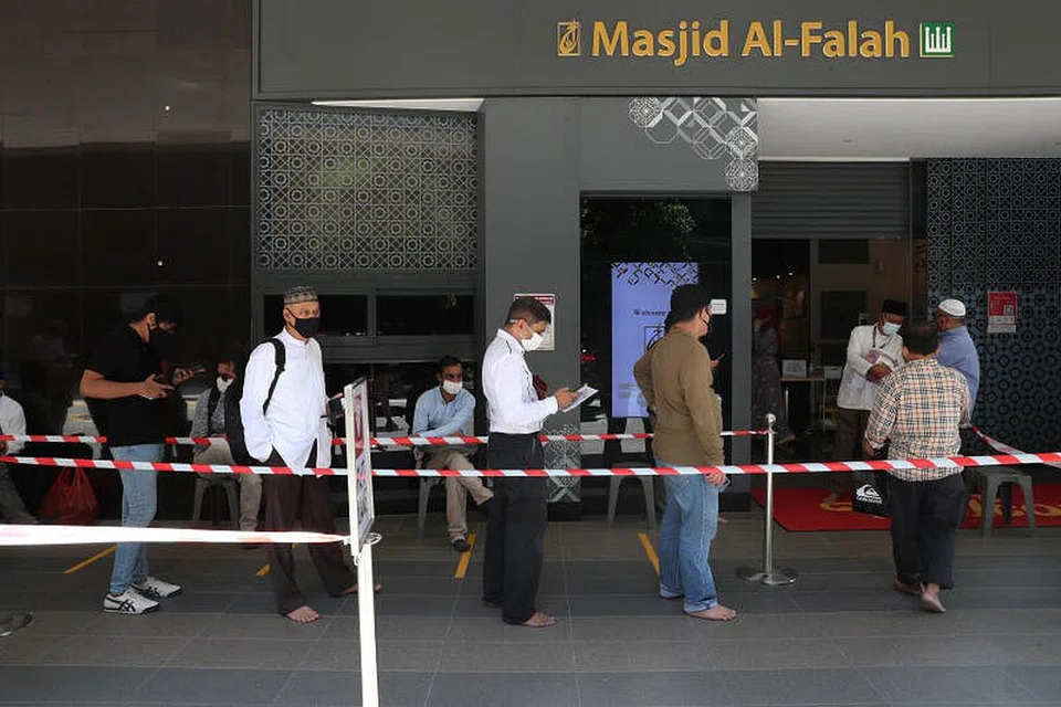 Jemaah beratur di luar Masjid Al-Falah. - Foto fail