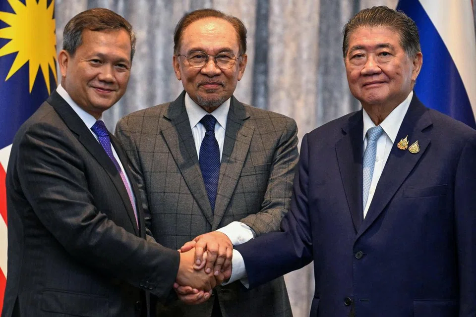 (dari kiri) Perdana Menteri Kemboja, Encik Hun Manet; Perdana Menteri Malaysia, Datuk Seri Anwar Ibrahim; dan Pemangku Perdana Menteri Thailand, Phumtham Wechayachai berjabat tangan selepas sidang media menyusuli rundingan damai di Putrajaya, Malaysia pada 28 Julai 2025.      