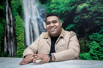 GAGAHKAN SEMANGAT: Penyanyi Indonesia, Andmesh Kamaleng, yang popular dengan lagu 'Cinta Luar Biasa', berusaha memberikan yang terbaik dalam kerjayanya meskipun bergelut dengan emosi kehilangan ibu bapa dan kakak tersayang yang meninggal dunia satu demi satu. - Foto BH oleh NUR DIYANA TAHA