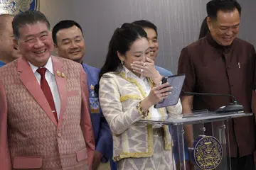 Perdana Menteri Thailand, Paetongtarn Shinawatra, memberi reaksi ketika bercakap kepada media di samping anggota kabinet selepas mesyuarat mingguan kabinet di Government House, Bangkok, Thailand, pada 25 Februari 2025.
