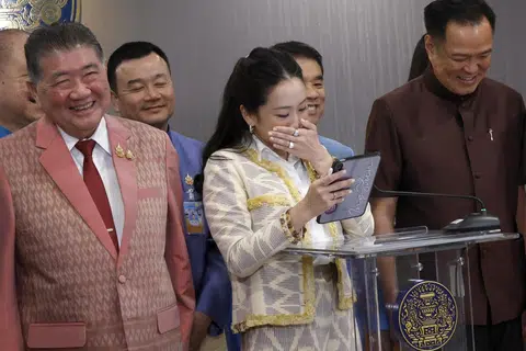 Perdana Menteri Thailand, Paetongtarn Shinawatra, memberi reaksi ketika bercakap kepada media di samping anggota kabinet selepas mesyuarat mingguan kabinet di Government House, Bangkok, Thailand, pada 25 Februari 2025.