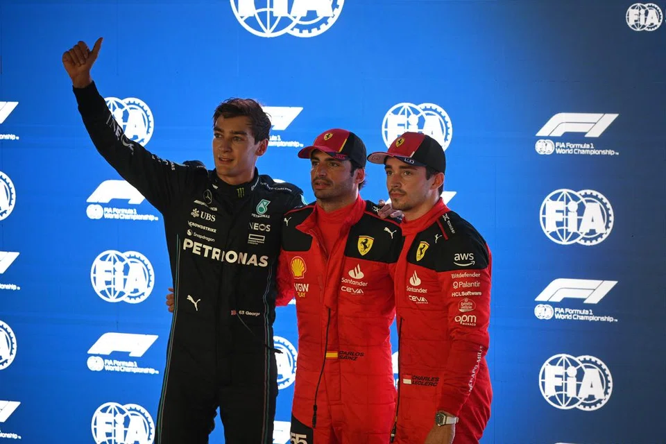 SENGIT: Carlos Sainz (tengah) akan memulakan perlumbaan Grand Prix Singapura 2023 dari petak pertama pada Ahad, diikuti oleh George Russell (kiri) dari Mercedes dan rakan sepasukannya Charles Leclerc. 