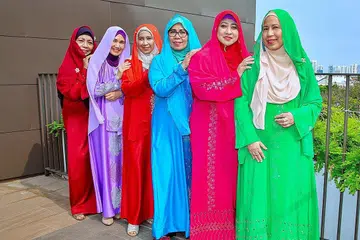 KEMBALIKAN GEMA NASYID: Kumpulan Al-Jawaher yang terdiri daripada (dari kiri) Habibah Othman, Siti Rusminah Jaafar, Norhaiyati Yusop, Hajar Mohamed, Latifah Johari dan Normala Mohamed muncul dengan album EP 'Lambaian Raudah' sebagai usaha menyajikan santapan halwa telinga berunsur nasihat buat renungan bersama. - Foto BH oleh ZALEHA ABDUL KADER