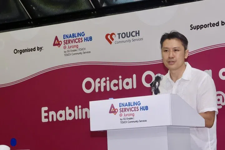 Setiausaha Parlimen Kanan (Tenaga Manusia merangkap Kewangan) yang juga Penasihat kepada GRO GRC West Coast-Jurong West (Taman Jurong), Encik Shawn Huang menyampaikan ucapannya semasa pelancaran Enabling Services Hub @ Jurong (ESH@Jurong) di Kelab Masyarakat Taman Jurong pada 16 Mei.