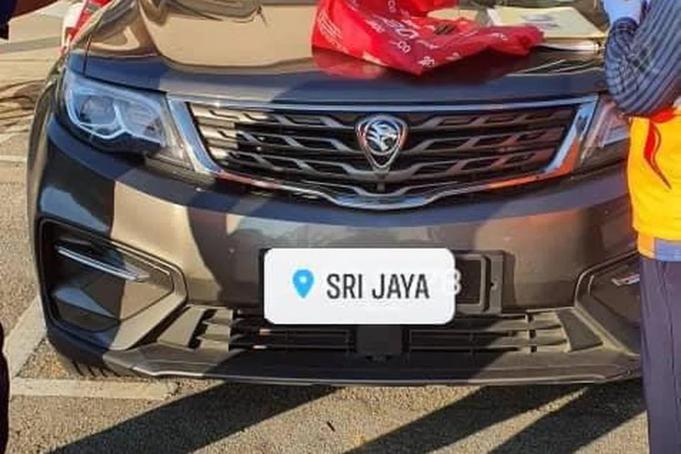 Kereta Proton X70 bernilai RM127,000 ini dimiliki seorang lelaki kurang upaya fizikal yang meraih pendapatan ratusan ringgit sehari hanya dengan mengemis di pasar malam di Pahang.
