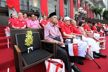 PERBARISAN HARI KEBANGSAAN PADA 2015: Allahyarham Otham (barisan depan, kiri) bersama dua lagi mantan menteri kabinet pertama - Encik Jek Yeun Thong dan Encik Ong Pang Boon - semasa Perbarisan Hari Kabangsaan Jubli Emas 2015 di Padang. - Foto fail