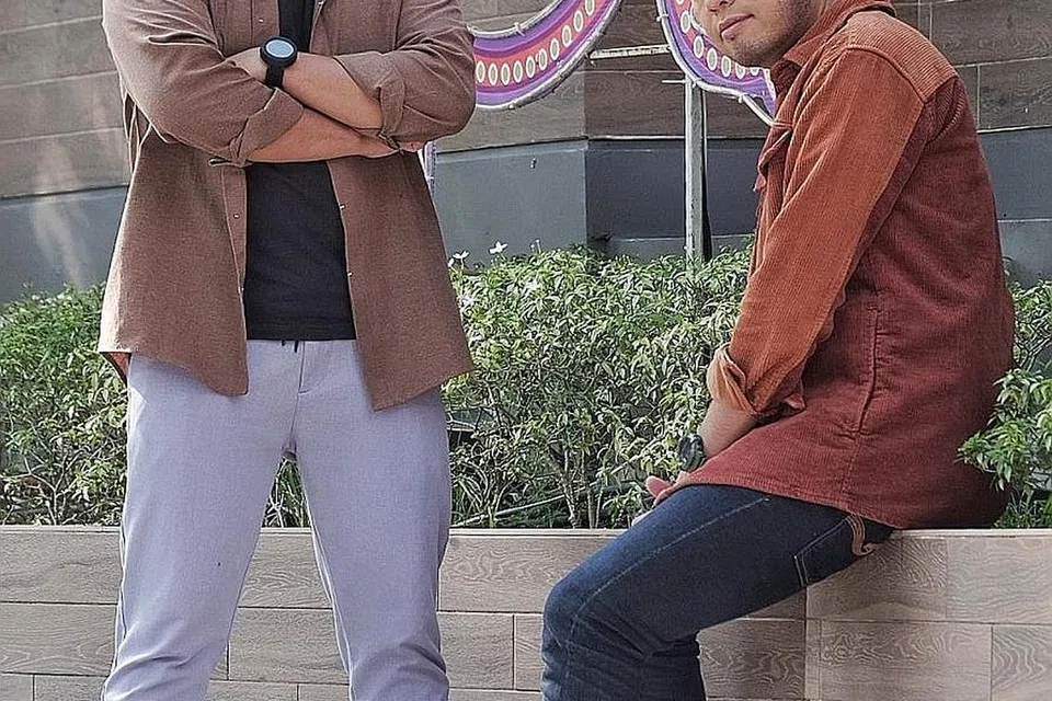 TIDAK LAGI 'SENDIRI': Dalam melalui kemurungan tanpa ada yang mempercayai ia wujud dalam diri insan yang suka berjenaka sepertinya, Danial Baharin (kanan) menemui sahabat seni, Amir Mansor, dan bersama-sama menjana ilham bagi lagu tentang kemurungan, 'Sendiri'. - Foto BH oleh KHALID BABA