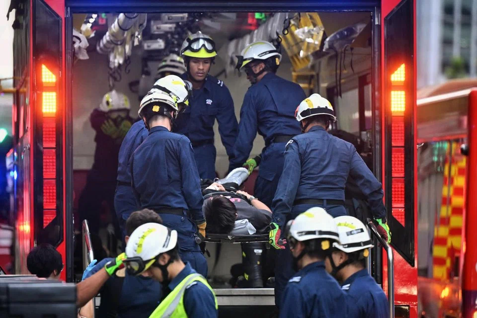 KES KERACUNAN MAKANAN: Sebanyak 17 ambulans telah dikerahkan ke One Raffles Quay pada 30 Julai susulan beberapa panggilan kepada Pasukan Pertahanan Awam Singapura (SCDF) untuk bantuan perubatan bagi kes keracunan makanan.