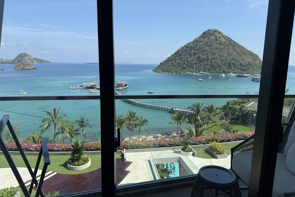 Pemandangan Laut Flores dari balkoni bilik penulis yang menginap di AYANA Komodo Waecicu Resort. 