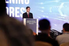 MEMENUHI KEPERLUAN PASARAN JAGAT: Menurut Menteri Perdagangan dan Perusahaan, Encik Chan Chun Sing, Singapura dalam kedudukan baik untuk mengambil peluang daripada permintaan yang meningkat untuk perjalanan udara dalam kalangan golongan kelas pertengahan Asia yang semakin bertambah. - Foto CMG