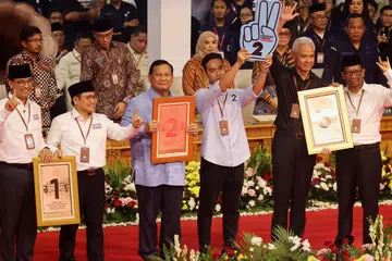 JANJI PILIHAN RAYA: Calon Presiden iaitu Encik Anies Baswedan (kiri), Encik Prabowo Subianto (tiga dari kiri) dan Encik Ganjar Pranowo (dua dari kanan) telah berikrar memudahkan proses bagi pemilikan rumah sendiri, jika mereka menang kelak dalam pilihan raya pada Februari 2024.