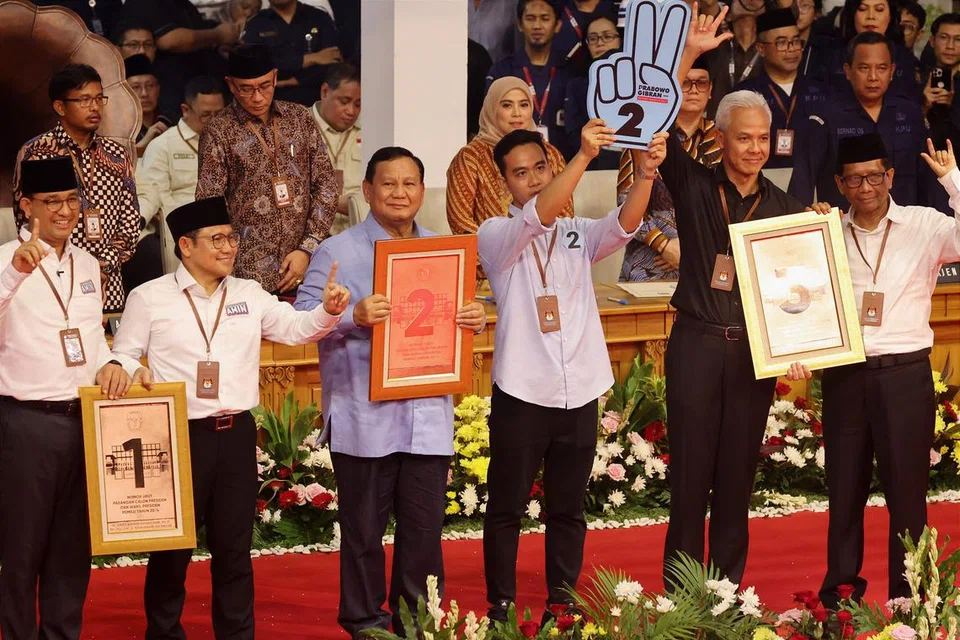 JANJI PILIHAN RAYA: Calon Presiden iaitu Encik Anies Baswedan (kiri), Encik Prabowo Subianto (tiga dari kiri) dan Encik Ganjar Pranowo (dua dari kanan) telah berikrar memudahkan proses bagi pemilikan rumah sendiri, jika mereka menang kelak dalam pilihan raya pada Februari 2024.