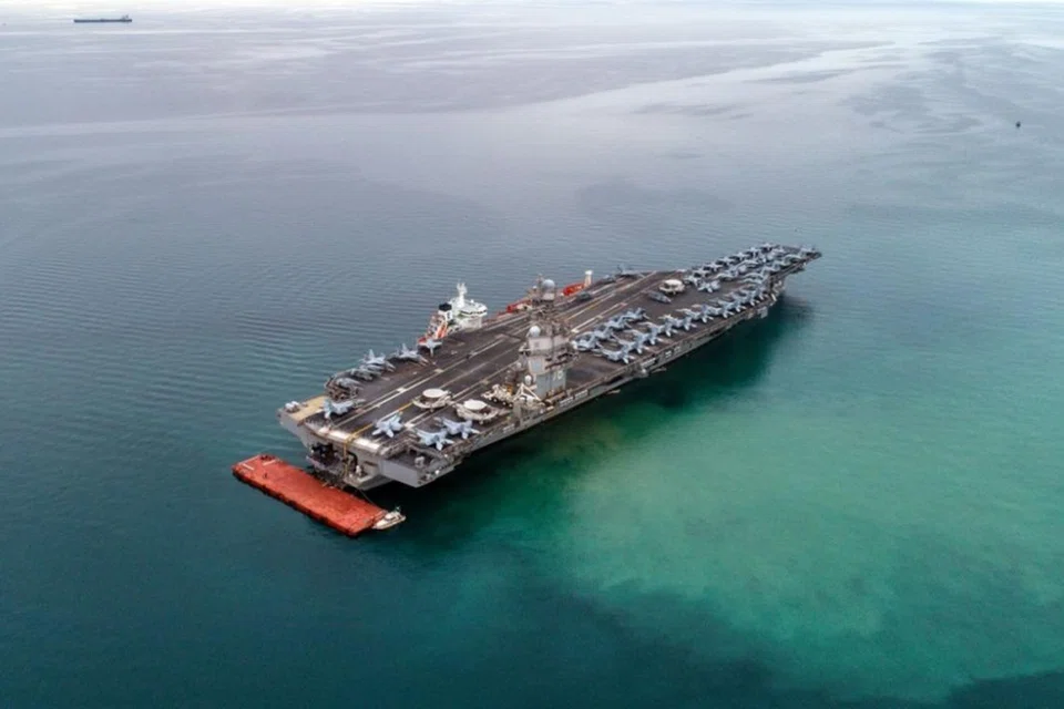 HANTAR KAPAL PERANG: Imej yang diambil dengan dron melihat kapal pengangkut pesawat Amerika USS Gerald R. Ford seperti yang dilihat dari udara yang berlabuh di Italy di Teluk Trieste. USS Gerald R. Ford ialah kapal perang terbesar di dunia. 