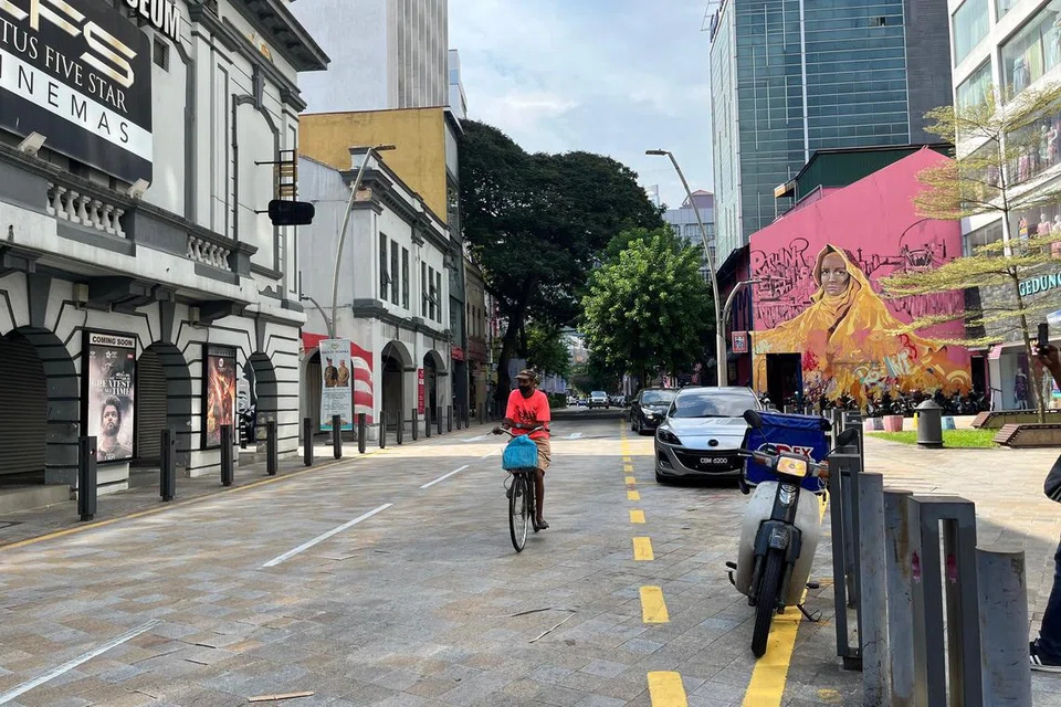 Jalan Tuanku Abdul Rahman yang bersebelahan dengan Jalan Masjid India, di Kuala Lumpur, lazimnya menjadi antara laluan paling sibuk saban hari namun kini sunyi daripada kenderaan, selepas berlaku kejadian tanah jerlus di Masjid India.