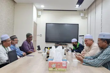 Pengerusi Eksekutif Kanan Masjid Ar-Raudhah, Ustaz Mohamed Ali Atan (dua dari kanan), ketika berbincang bersama pegawai masjid serta wakil dan sukarelawan daripada kumpulan Perpaduan Amal dan Ibadah (Padi).