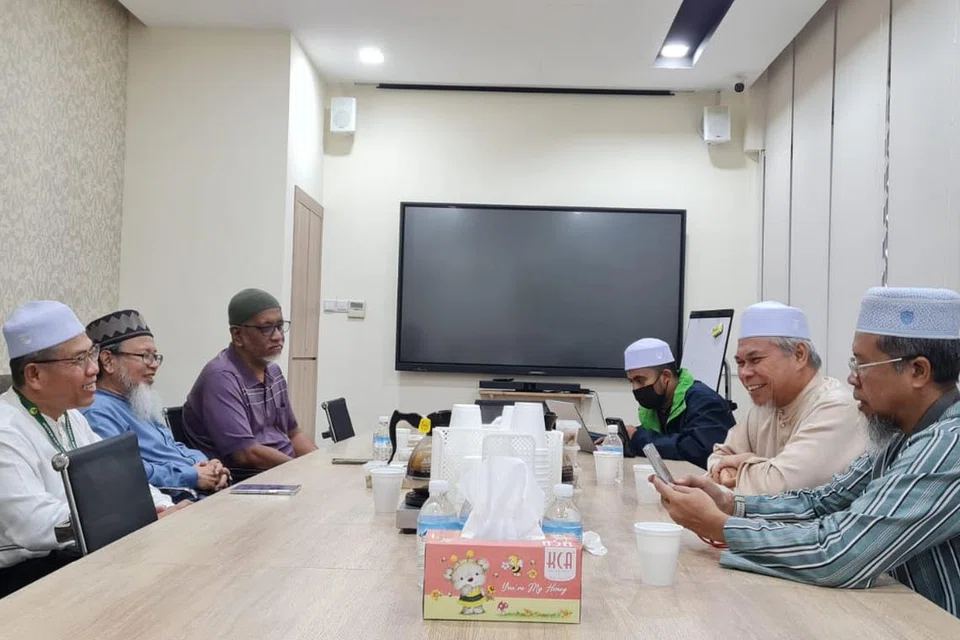 Pengerusi Eksekutif Kanan Masjid Ar-Raudhah, Ustaz Mohamed Ali Atan (dua dari kanan), ketika berbincang bersama pegawai masjid serta wakil dan sukarelawan daripada kumpulan Perpaduan Amal dan Ibadah (Padi).