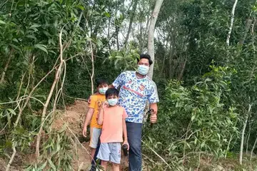 KUNJUNG TEMPAT MENARIK: Encik Farehan Hussein (kanan) dan dua anak lelakinya Muhammad Muaz Farehan (tengah) dan Muhammad Munzeer Farehan telah meneroka Tampines Quarry. - Foto ihsan FAREHAN HUSSEIN