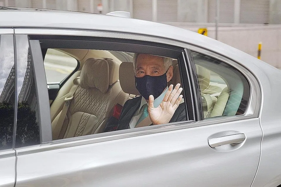 HARUS KETEPIKAN PERTIMBANGAN KELUARGA SEBAGAI PM: Perdana Menteri Lee Hsien Loong (atas) hadir di mahkamah semalam pada hari kedua perbicaraan mengenai tindakan guamannya terhadap editor The Online Citizen (TOC), Encik Terry Xu. - Foto-foto BH oleh JASON QUAH