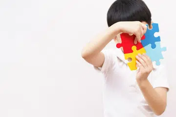 Hari Kesedaran Autisme Sedunia disambut pada 2 April setiap tahun. Dianggarkan sekitar seorang dalam 100 kanak-kanak di seluruh dunia mengalami autisme.