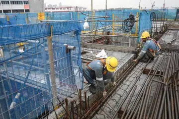 KURANGKAN RISIKO: Majikan kini perlu menyediakan pekerja luar waktu rehat setiap jam untuk sekurang-kurangnya lima minit apabila cuaca menjadi terlalu panas, kata MOM pada Selasa. 