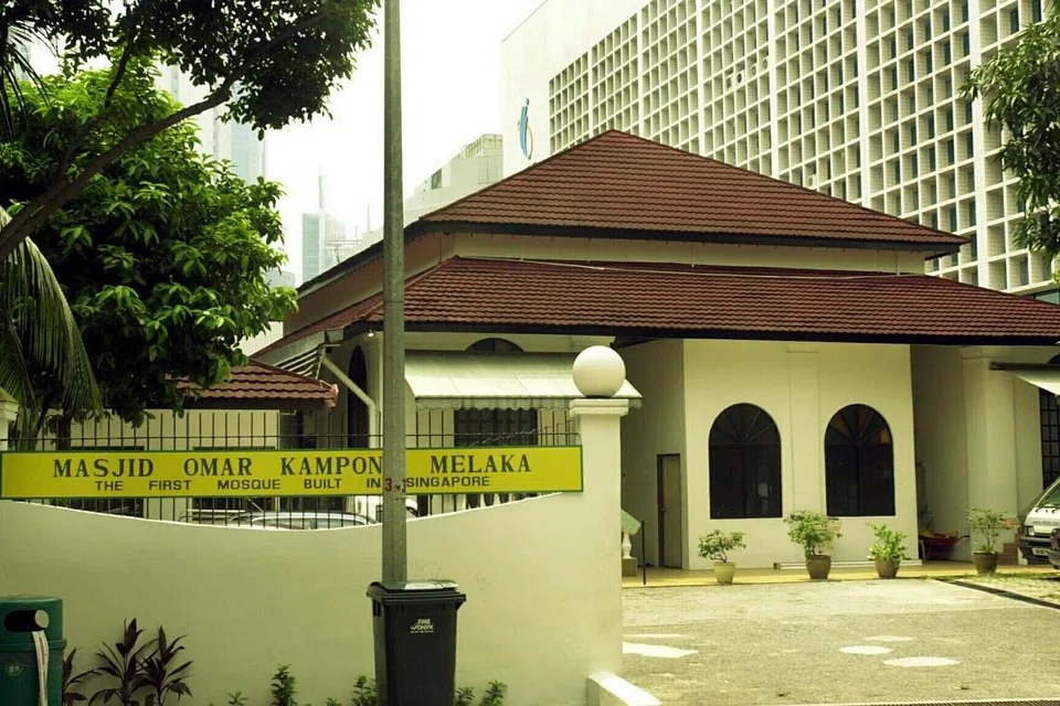 Masjid Omar Kampong Melaka (MOKM) ialah masjid pertama dibina di Singapura. Pada 11 November 2001, Lembaga Warisan Negara (NHB) mengisytiharkan MOKM sebagai tapak bersejarah, menjadikannya lokasi ke-59 di Singapura yang menerima pengiktirafan tersebut.