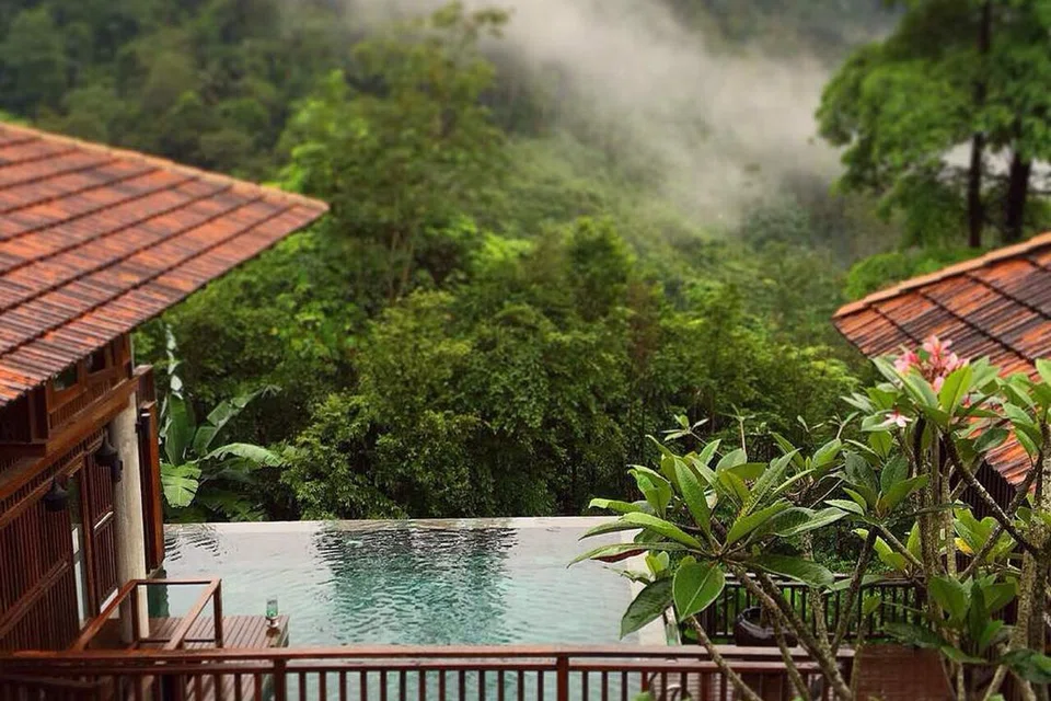 Pemandangan berkabus Hutan Simpan Berembun dan Gunung Berembun dari banglo Berembun Forest Lodge di Bukit Pantai di pedalaman Seremban, Negeri Sembilan.