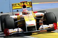 BAKAL BERAKSI LAGI: Fernando Alonso semasa satu sidang media di Arab Saudi Januari lalu. Beliau memenangi kejuaraan dunia F1 pada 2005 dan 2006 bagi pasukan Renault team. - Foto fail