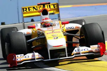 BAKAL BERAKSI LAGI: Fernando Alonso semasa satu sidang media di Arab Saudi Januari lalu. Beliau memenangi kejuaraan dunia F1 pada 2005 dan 2006 bagi pasukan Renault team. - Foto fail
