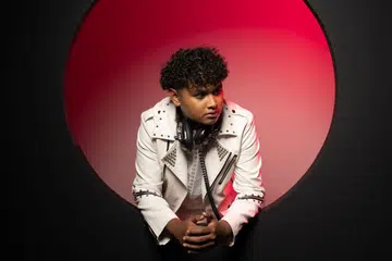 Syaz Smooth bakal menyanyikan tiga lagu solo dalam ‘Konsert Diskorama!’ yang akan berlangsung pada 1 Januari 2024 di Teater Esplanade mulai 8 malam.