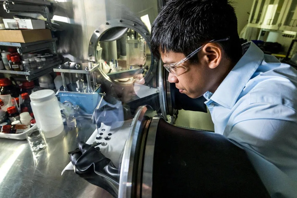 CARI BAHAN BARU: Encik Dan Thien Nguyen, saintis bahan di Makmal Nasional Pacific Northwest (PNNL), menguji sel bateri dengan bahan elektrolit pepejal buatan di Richland, Washington, Amerika Syarikat.
