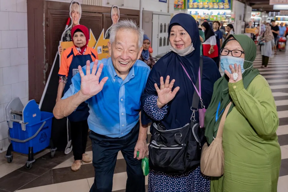 BERAMAH MESRA: Bakal calon Presiden, Encik Ng Kok Song (baju biru) beramah mesra dengan para pegerai dan pelanggan di Pasar dan Pusat Penjaja Geylang Serai.