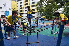 GALAK HIDUP AKTIF: Kementerian Pendidikan akan meningkatkan persekitaran beberapa sekolah supaya ia dilengkapi dengan sekurang-kurangnya tiga gelanggang permainan yang berteduh untuk pelajar bermain. - Foto BH oleh LIM YAOHUI