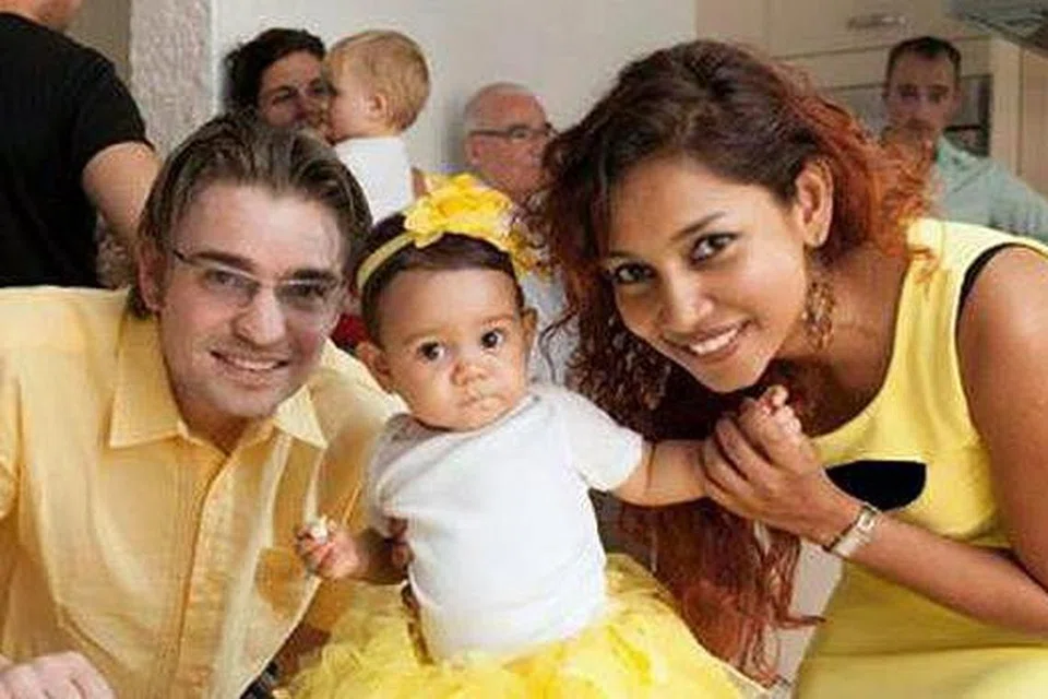 KELUARGA BAHAGIA: Shuba dan suaminya, Paul Goes telah ke Belanda untuk membawa anak mereka, Kaela, melawat nenek dan datuknya di negara itu. - Foto FACEBOOK