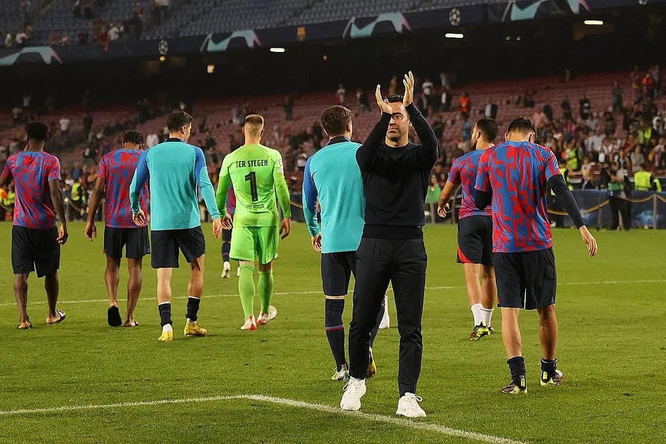TERSINGKIR LAGI DARI LIGA JUARA-JUARA: Nasib mengaibkan yang menimpa Barcelona ini sudah dijangka, lebih-lebih lagi selepas ia tewas kepada Bayern Munich di awal pusingan kumpulan. Penyingkiran kali ini mungkin lebih pahit, kerana pengurusnya, Xavi (berbaju hitam) pernah mendakwa nasib tidak menyebelahi Barca. - Foto REUTERS/AFP