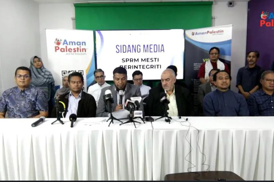 PELABURAN: Peguam Aman Palestin, Encik Muhammad Rafique Rashid Ali (tiga dari kiri), mengatakan jongkong emas NGO itu  yang dirampas SPRM adalah satu bentuk pelaburan.
